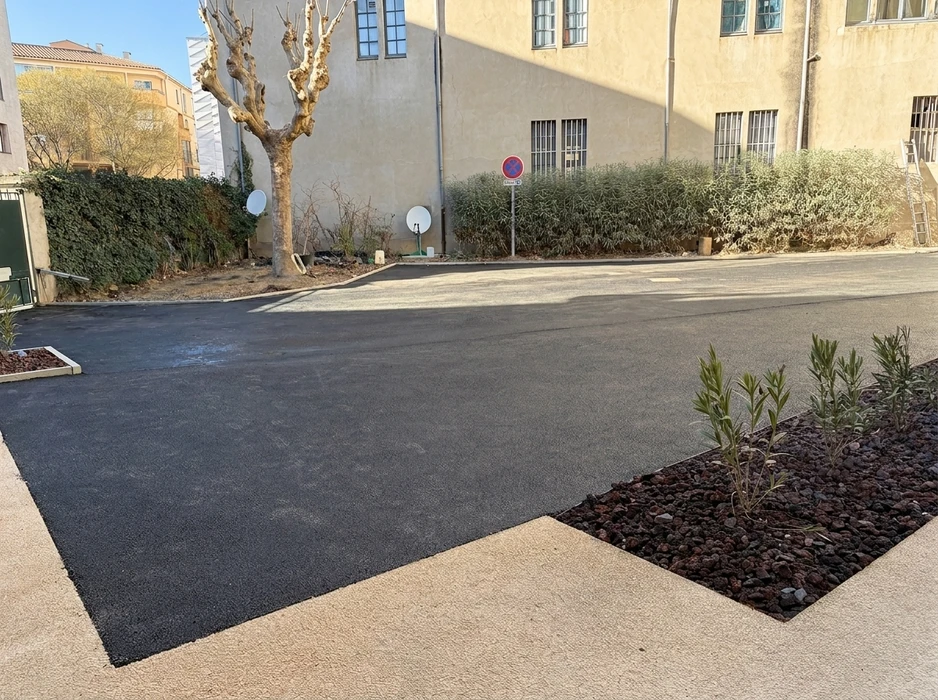 Parking extérieur nouvellement asphalté, sans marquage au sol