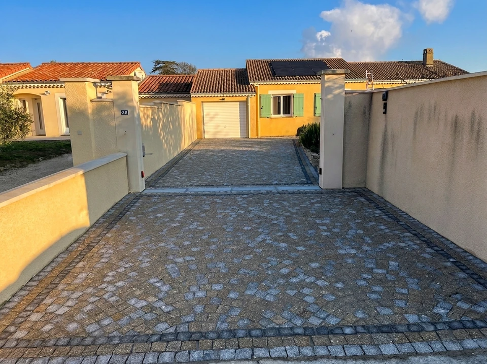 Terrasse extérieure dallée en travertin beige poli, joints réguliers, pose en décalé 1/2
