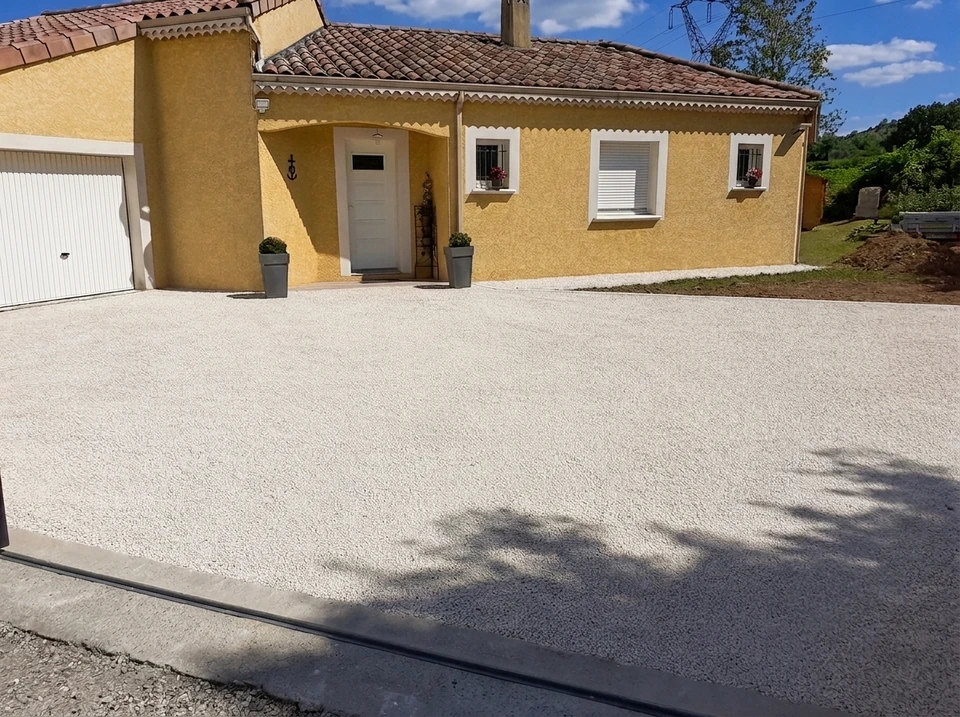 Chantier extérieur résidentiel avec travaux de terrassement