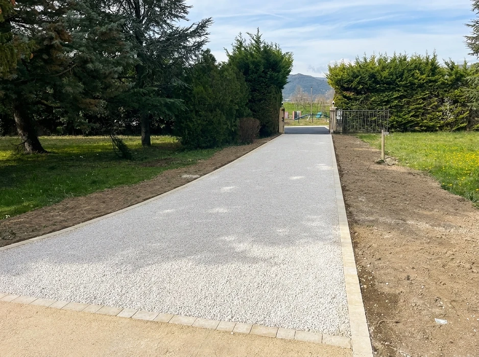 Allée de maison individuelle avec sol en gravillon blanc stabilisé, surface lisse et uniforme