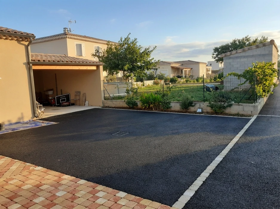 Allée privative d'accès à un pavillon individuel, vue depuis la rue